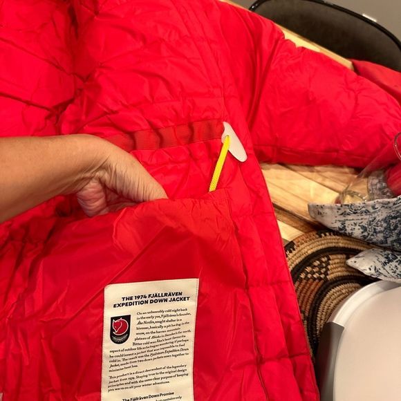 NWT never worn Fjall Raven expedition down women’s L red coat - Picture 10 of 16